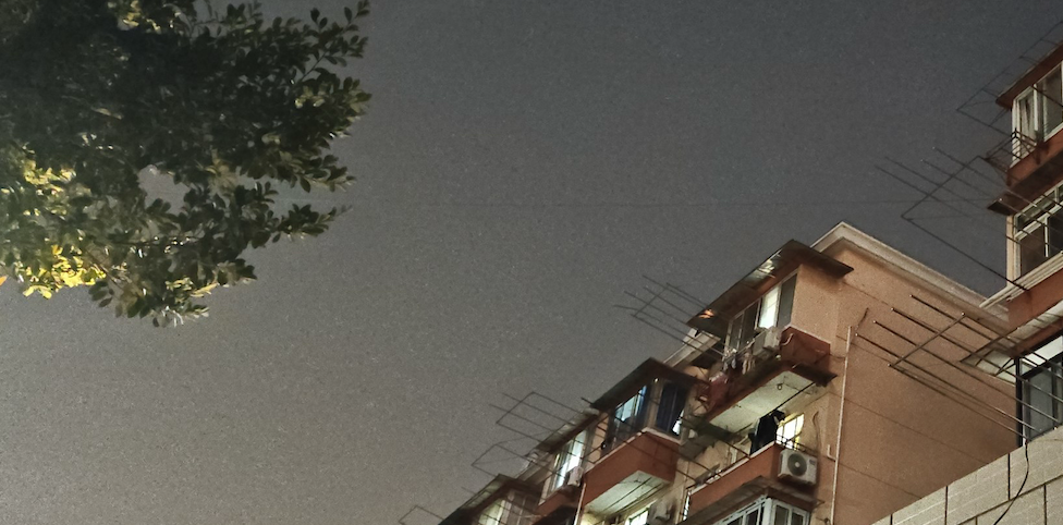 划破夜空的天线